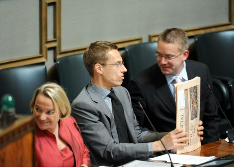 Eduskunnan perustuslakikeskustelua kuuntelivat ministeriaitiossa keskiviikkona oikeusministeri Tuija Brax, ulkoministeri Alexander Stubb ja kulttuuriministeri Stefan Wallin.