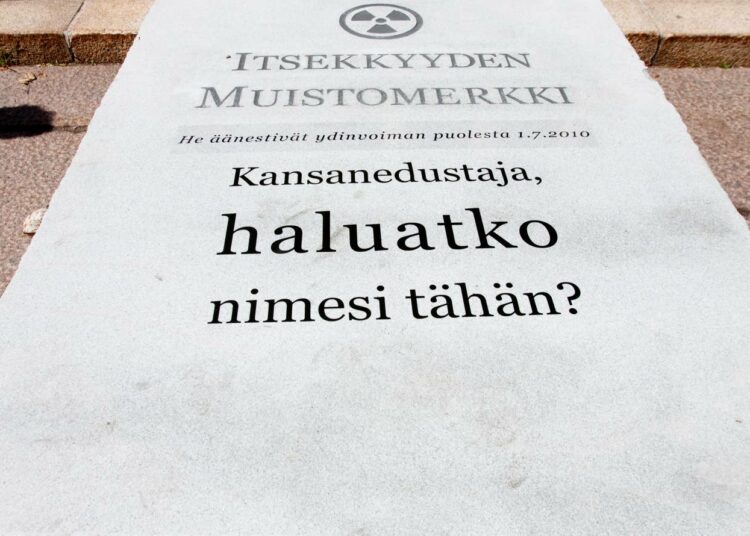 Degrowth-liikkeen edustajat luottavat siihen, että vaikka eduskunta torstaina antaisikin luvan kahdelle uudelle ydinvoimalalle, niitä ei tulla rakentamaan.