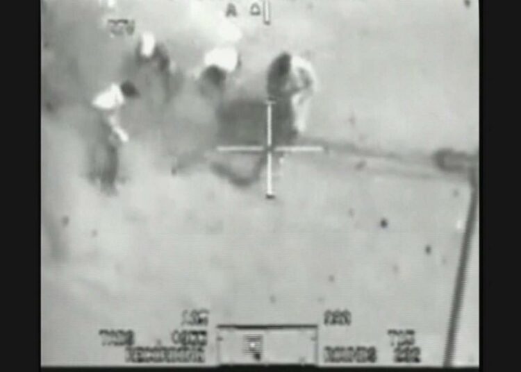 Wikileaksin 5. huhtikuuta julkaisemassa videossa amerikkalaisesta Apache-helikopterista ammutaan useita siviilejä Irakin pääkaupungissa Bagdadissa kesällä 2007.