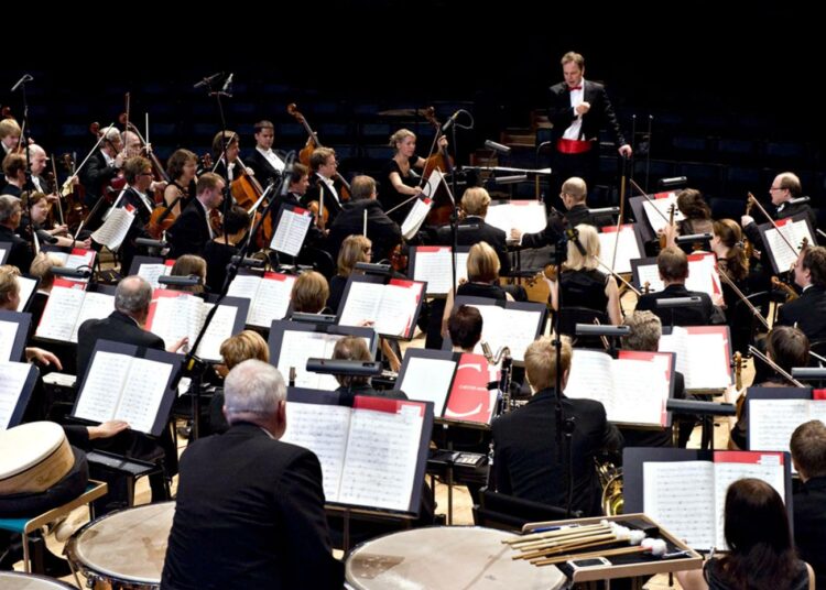 Radion Sinfoniaorkesteri johtajanaan Sakari Oramo.