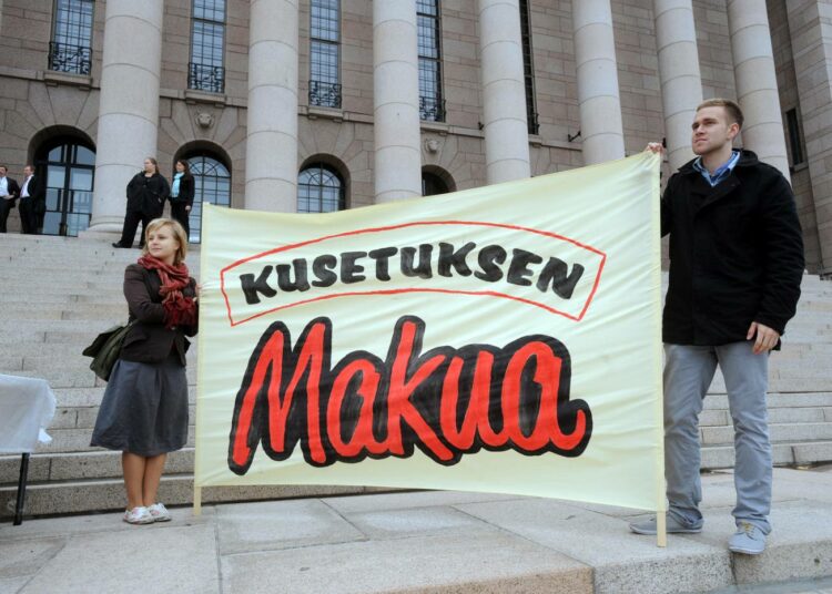 Opiskelijoiden mielenosoitus eduskuntatalon edustalla syyskuussa 2010.