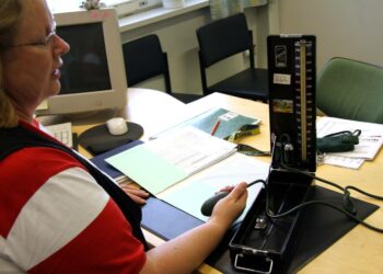 Työterveyshuollon pitäisi keskittyä enemmän työkyvyn kuin työkyvyttömyyden arviointiin, Markku Lehdon selvityksessä huomautetaan.