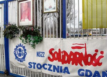 Puolan Solidaarisuus-liike antoi solidaarisuuden käsitteelle uutta sisältöä. Liike muistetaan yhteiskunnan yhdistäjänä ja suunnannäyttäjänä. Kuvassa Solidaarisuuden juliste Gdanskin telakan portilla vuonna 2009.