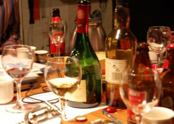 Aikuisten pitäisi pohtia, miten itse käyttää alkoholia lasten seurassa.