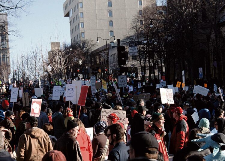 Ammattiliitot protestoivat Wisconsinissa kuvernööri Scott Walkerin lakiuudistuksia vastaan.