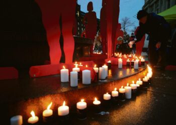 Helsingissä Kolmen sepän aukiolla on 25. marraskuuta myös Silent witness -näyttely. Kuva vuoden 2009 tapahtumasta. Punaiset hahmot symboloivat lähisuhdeväkivallan seurauksena kuolleita naisia.