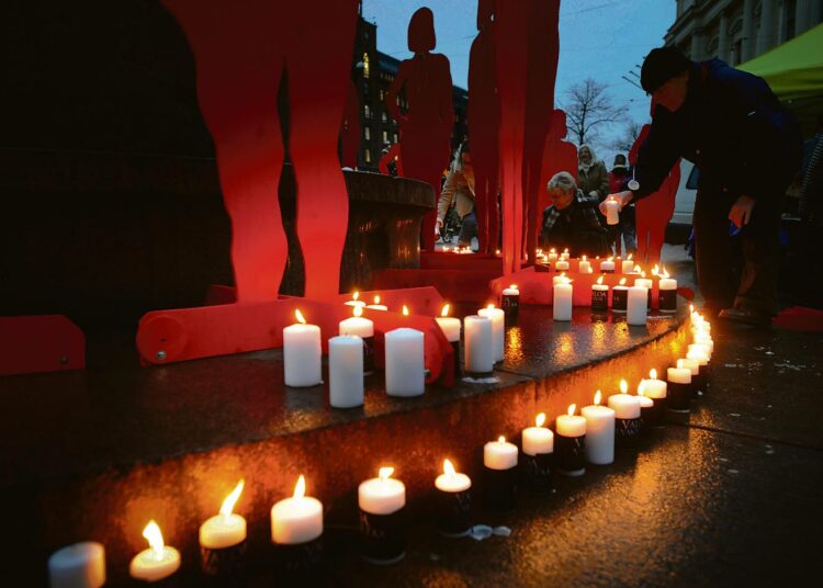 Helsingissä Kolmen sepän aukiolla on 25. marraskuuta myös Silent witness -näyttely. Kuva vuoden 2009 tapahtumasta. Punaiset hahmot symboloivat lähisuhdeväkivallan seurauksena kuolleita naisia.