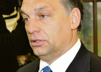 Viktor Orbánin johtama Fidesz-puolue on siirtynyt yhä oikeammalle.