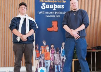 Jyväskyläläinen nuorten musiikkiryhmä Kahden Käden kopla esiintyi Operaatio Saappaan 40 -vuotisjuhlassa.