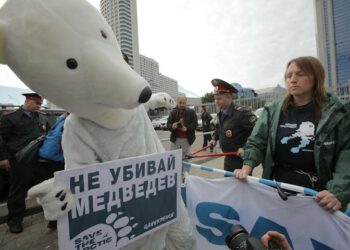 Greenpeacen aktivistit sulkivat keskiviikkona tien Gazpromin pääkonttoriin Moskovassa.