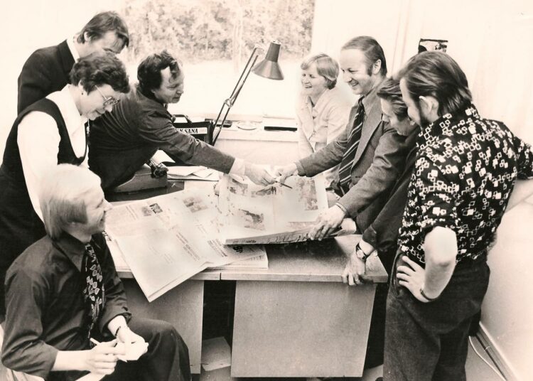 Kuvassa Kansan Sanan toimituksen palaveri vuonna 1975.