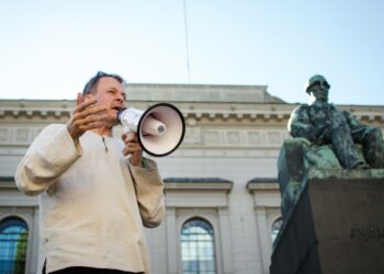 Rahan hallinta on poistettu politiikasta, sanoi maailmanpolitiikan professori Teivo Teivainen Suomen Pankin edessä.