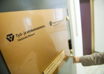 Tilastokeskuksen ja työ- ja elinkeinoministeriön (TEM) tilastot poikkeavat toisistaan.