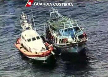 Italian rannikkovartioston alus pelastamassa siirtolaisia täyteen ahdetusta kalastajaveneestä joulukuun alussa.