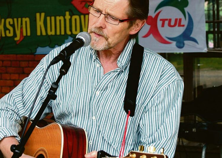 Tamperelainen laulaja ja trubaduuri Ilmo Korhonen on viihdyttänyt yleisöä jo 40 vuotta.