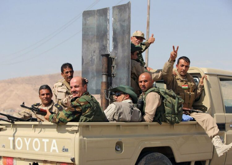 Kurdien peshmerga-joukkojen vahvistuksia matkalla Mosulin padolle sunnuntaina.