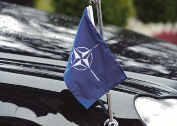 Naton lippu liehui pääsihteeri Anders Fogh Rasmussenin auton keulassa, kun Rasmussen ja Suomen silloinen pääministeri Jyrki Katainen tapasivat marraskuussa 2012 Helsingissä.