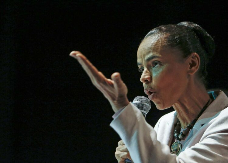 Marina Silva ilmoittamassa sunnuntaina, että hän kannattaa Nevesiä.