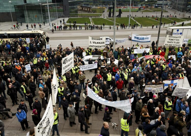 Malmin lentoaseman puolustajat järjestivät tiistaina mielenilmauksen Eduskuntatalon portailla.