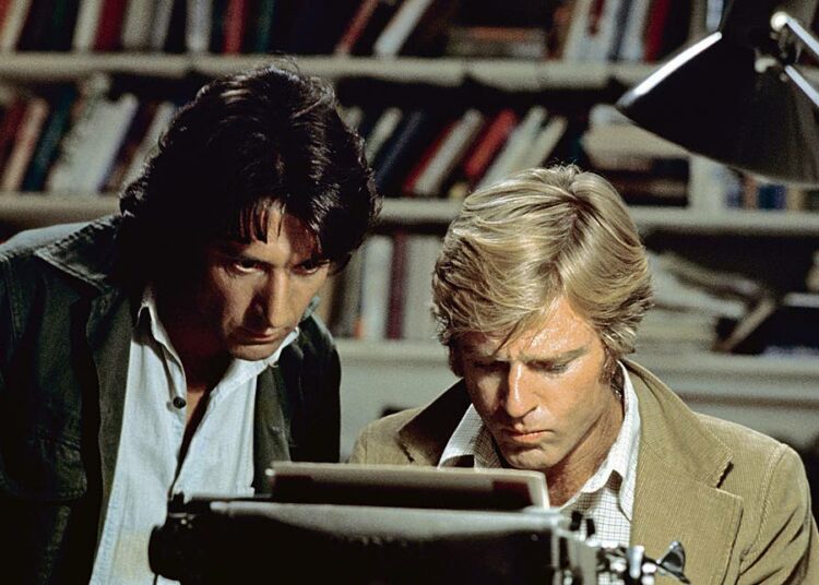 Robert Redford (oik.) ja Dustin Hoffman esittävät Watergate-skandaalia dekka-rimaisesti selvittäviä lehtimiehiä neljä Oscaria voittaneessa trillerissä.