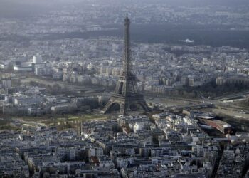 Lennokit kaartelivat muun muassa Eiffel-tornin lähellä.
