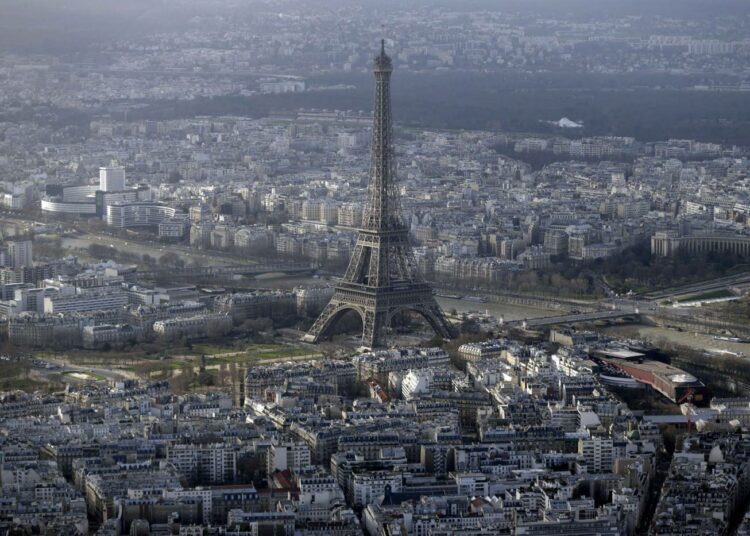 Lennokit kaartelivat muun muassa Eiffel-tornin lähellä.