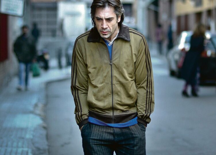 Kuolemansairas Uxbal (Javier Bardem) järjestää Barcelonassa laittomille maahanmuuttajille töitä hikipajoista ja yrittää huolehtia perheestään.