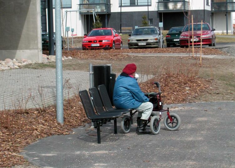 Kaupunkilaisten lähtiessä lomille tuhannet yksinäiset iäkkäät jäävät ilman ihmiskontakteja.