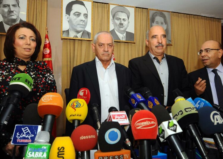 Tunisian kansallisen dialogin kvartetin perustajat Wided Bouchamaoui, Houcine Abbassi, Abdessattar ben Moussa ja Mohamed Fadhel Mahmoud ryhmäkuvassa Tunisissa syyskuussa 2013.