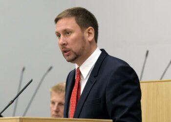 Vasemmistoliiton puheenjohtajan Paavo Arhinmäen mielestä myös sitovien jäsenäänestysten pitäisi olla mahdollisia.
