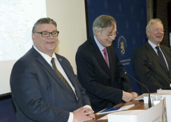 Ulkoministeri Timo Soini, arviointiryhmän jäsen Francois Heisbourg ja suurlähettiläs Mats Bergquist  Suomen mahdollisen Nato-jäsenyyden vaikutusarvion luovutustilaisuudessa Helsingissä perjantaina.