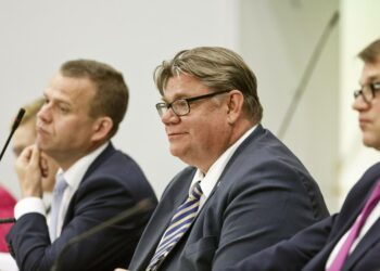 Perussuomalaiset kasaavat hiiliä hallituksen niskaan venkoilemalla kansanäänestyksellä Suomen EU-jäsenyydestä. Kuvassa vasemmalta: valtiovarainministeri Petteri Orpo, ulkoministeri Timo Soini ja pääministeri Juha Sipilä.