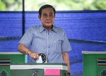 Thaimaan pääministeri Prayut Chan-o-cha kävi äänestämässä ajamansa perustuslain puolesta sunnuntaina.