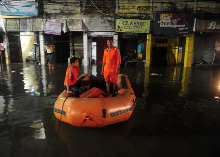 Ilmastonmuutos liitetään sään ääri-ilmiöihin kuten tulviin. Kuva Intian Varanasista elokuussa.