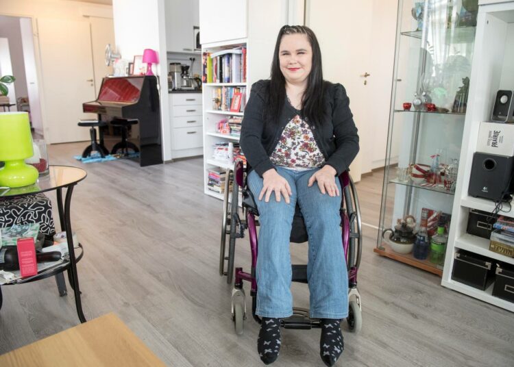 -Tuntuu siltä, ettei vammaisten asemaa ole mietitty, Elina Nykyri sanoo.