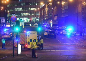 Hälytysajoneuvoja iskun tapahtumapaikalla Manchesterissa yöllä.