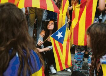 Itsenäisyysäänestyksen kannattajat liehuttivat Katalonian Estelada-lippuja Barcelonan yliopistolla pidetyssä mielenosoituksessa viime viikon perjantaina.