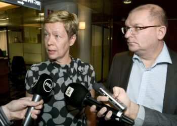 Teknologiateollisuuden varatoimitusjohtaja Eeva-Liisa Inkeroinen ja Teollisuusliiton puheenjohtaja Riku Aalto kertoivat neuvottelutuloksesta maanantaina. Suomen Yrittäjien mielestä se on liian kallis.