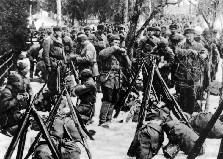 Valkoisia sotilaita vuonna 1918.