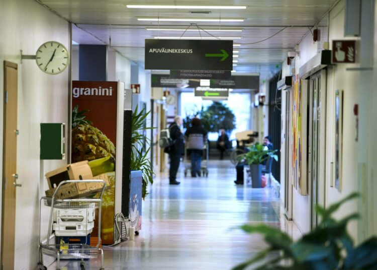 Selvityshenkilöiden mukaan selkeintä olisi säätää Lex Lappi, joka velvoittaisi ympärivuorokautiseen yhteispäivystykseen ja työnjakoon Lapin ja Länsi-Pohjan molemmissa toimipisteissä. Kuva Länsi-Pohjan keskussairaalasta.
