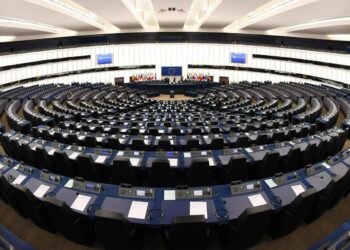 EU-parlamentin ehdotuksen mukaan brexitin myötä vapautuvasta 73 edustajapaikasta 27 jaettaisiin nykyjaossa hieman aliedustetuille maille. Loput 46 paikkaa jätettäisiin täyttämättä tai varastoon uusia jäsenmaita varten.