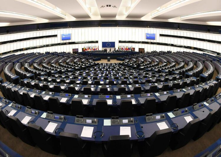 EU-parlamentin ehdotuksen mukaan brexitin myötä vapautuvasta 73 edustajapaikasta 27 jaettaisiin nykyjaossa hieman aliedustetuille maille. Loput 46 paikkaa jätettäisiin täyttämättä tai varastoon uusia jäsenmaita varten.