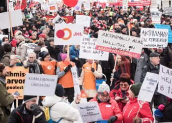 Aktiivimallia vastaan järjestettiin mielenosoitus Senaatintorilla 2. helmikuuta 2018. Mallia vastustanut kansalaisaloite keräsi yli 135 000 nimeä.