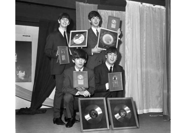 Vuonna 1963 syntyneet syntyivät maailmaan, jossa The Beatles teki suuren läpimurtonsa. Maaliskuussa julkaistu albumi Please, Please Me oli brittilistan ykkösenä kunnes marraskuussa julkaistu With the Beatles pudotti sen. Yhtye oli ykkösenä peräti 51 peräkkäistä viikkoa.