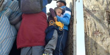 Keski-Amerikan siirtolaiskaravaanissa matkustava perhe sai sunnuntaina kyydin rekkakontissa Querétarossa 200 kilometriä Meksikon pääkaupungista Méxicosta pohjoiseen.