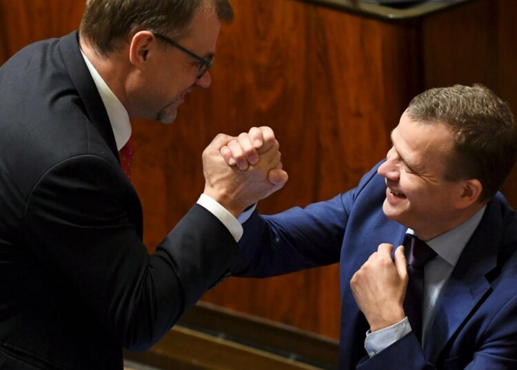 Pääministeri Juha Sipilä (kesk.) ja valtiovarainministeri Petteri Orpo (kok.) riemuitsivat joulukuussa, kun työllisyysaste ylitti 72 prosenttia, joka oli hallituksen asettama tavoite.