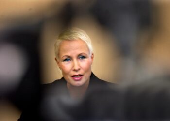Suvi-Anne Siimes erosi vasemmistoliiton johdosta 1.3.2006, mutta iloitsee nyt puolueen vaalivoitosta.