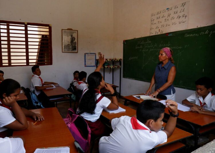 Kuubalaisille opettajille on luvattu reippaita palkankorotuksia. Kuvan alakoulu toimii läntisessä Guantánamon maakunnassa.