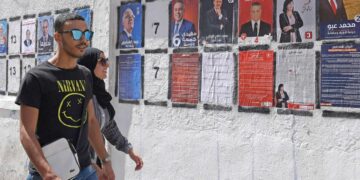 Ohikulkijat kävelivät vaalimainosten ohi Tunisian pääkaupungissa Tunisissa viime viikolla.