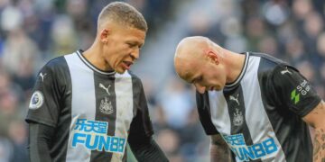 Newcastlen pelaajat Dwight Gayle ja Jonjo Shelvey keskustelevat Burnleytä vastaan pelatun ottelun keskellä helmikuussa.